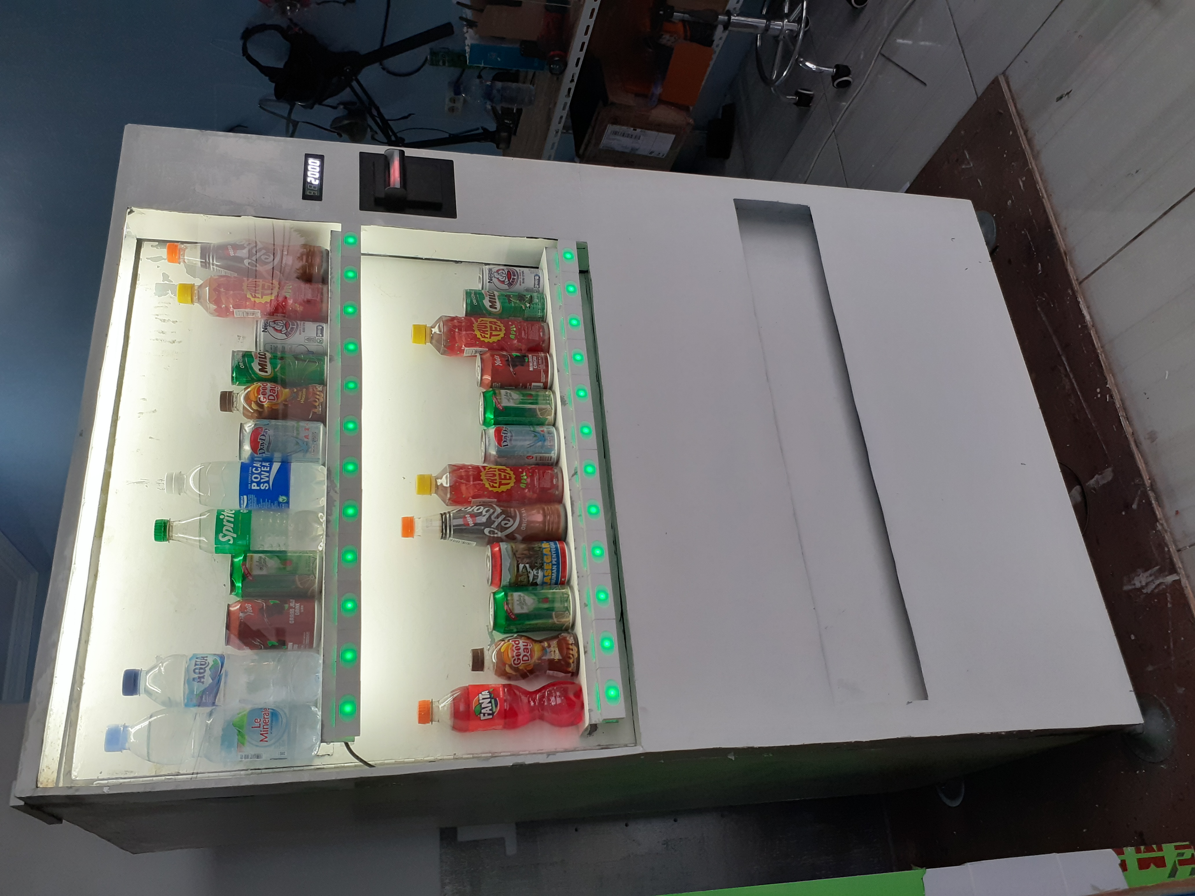 Tampilan samping kiri vending machine Mizu