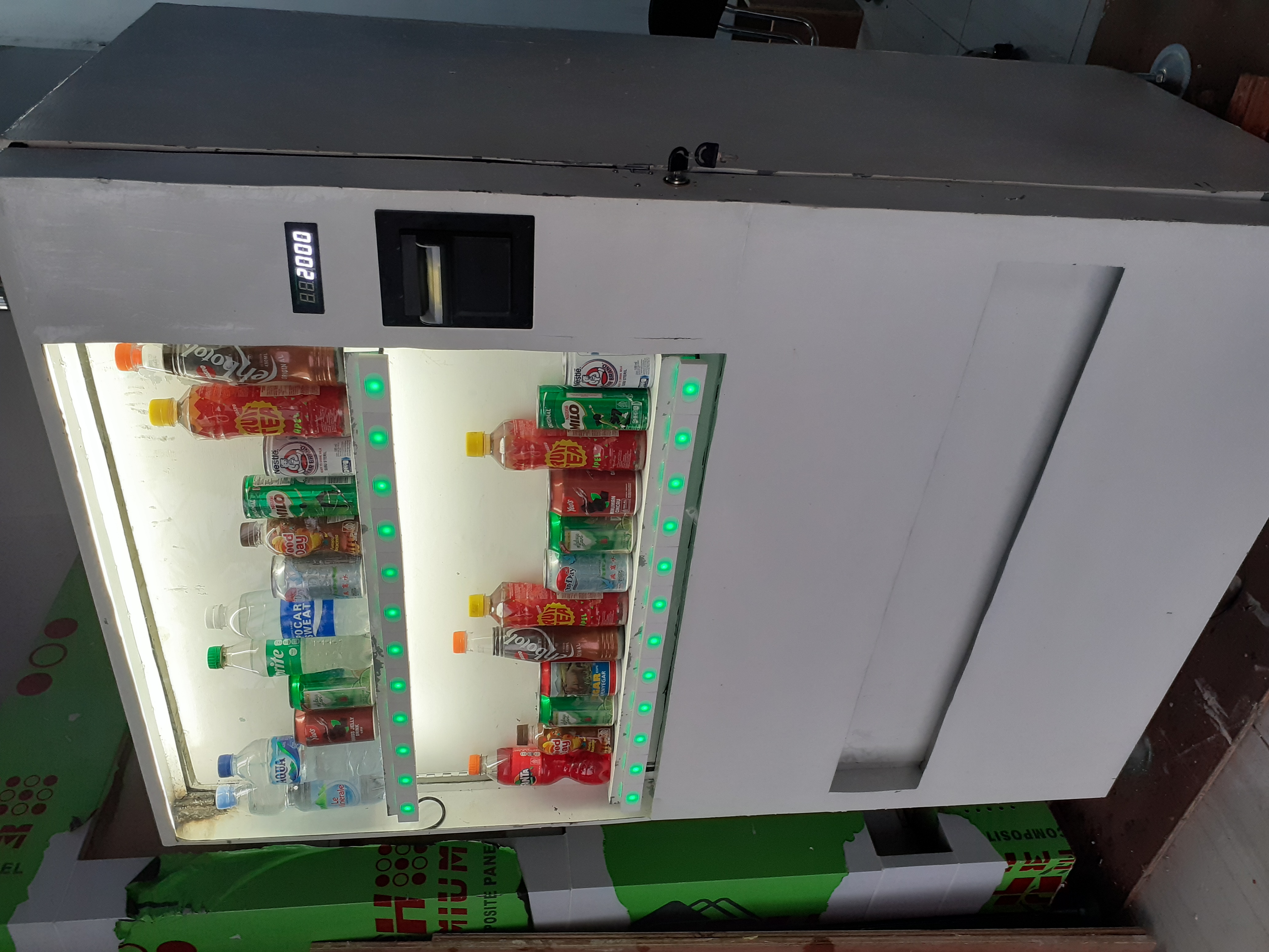 Tampilan samping kanan vending machine Mizu